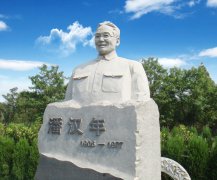 瞻仰潘汉年雕像：追寻英雄足迹