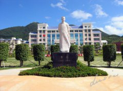 鲁迅雕像：一代文豪的精神印记