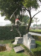 神笔永铸：一座纪念碑里的东方童话密码